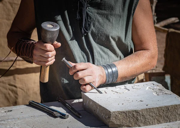 Каменщик Работающий Своими Инструментами Сосредоточенный Переднем Плане Средневековым Нарядом — стоковое фото