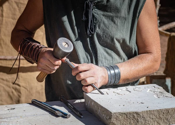 Steinmetz Bei Der Arbeit Mit Seinen Werkzeugen Vordergrund Mittelalterliche Attir — Stockfoto