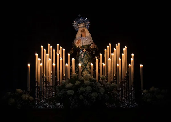 Immagine Scolpita Della Vergine Isolata Con Sfondo Nero Circondata Candela — Foto Stock