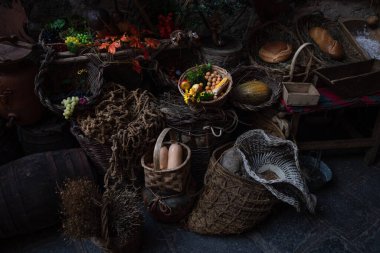 Dikey fotoğrafta ön planda çeşitli yiyecekler kenarlarında koyulaşır