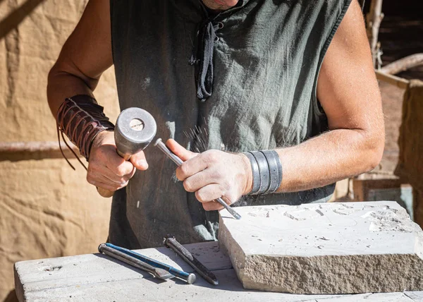 Chytání Řemeslníků Pracujících Řemeslné Výrobě Během Středověkých Dnů Konaných Městě — Stock fotografie