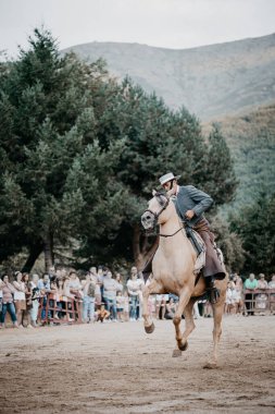 31 Ağustos 201 'de Serranillos, Avila, İspanya' da düzenlenen sergide, atının binicisi, onunla dans ediyor ve binicilik yapıyordu.