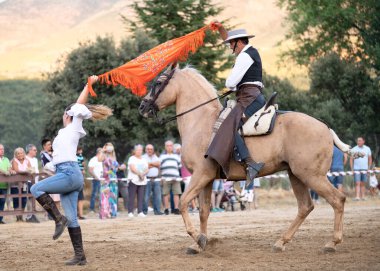 31 Ağustos 201 'de Serranillos, Avila, İspanya' da düzenlenen sergide, atının binicisi, onunla dans ediyor ve binicilik yapıyordu.