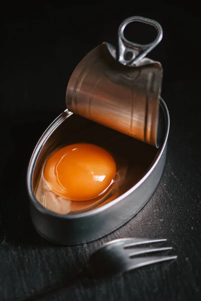 Huevo Dentro Lata Aluminio Enlatado Fondo Negro — Foto de Stock