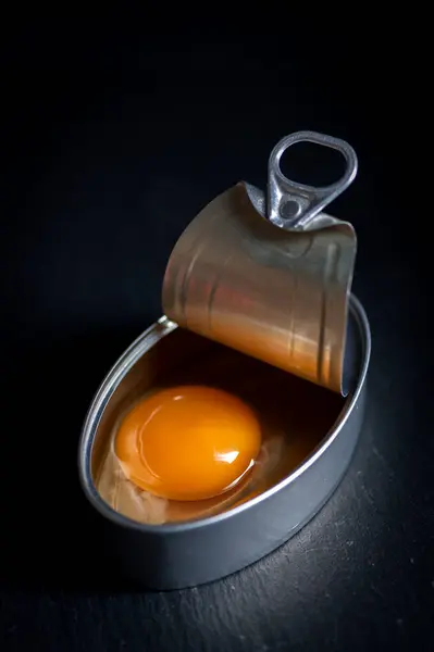 Huevo Dentro Lata Aluminio Enlatado Fondo Negro — Foto de Stock