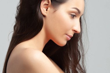 Temiz mükemmel bir cilde sahip genç ve güzel bir kadın. Güzellik, gençlik, cilt bakımı