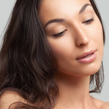 Temiz mükemmel bir cilde sahip genç ve güzel bir kadın. Güzellik, gençlik, cilt bakımı