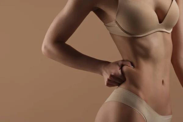Tunn Kvinna Visar Gånger Fett Fitness Viktminskning Och Kroppsvård — Stockfoto