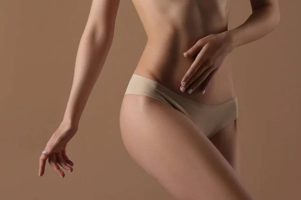 Zayıf kadın karnını okşar. Fitness, kilo kaybı ve vücut bakımı