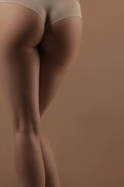 ベージュ地に下着姿の薄い若い女性 バックビュー フィットネス 皮膚やボディケア — ストック写真