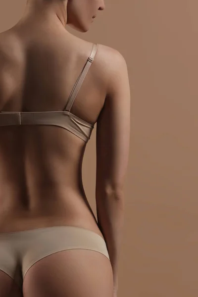 Tunn Ung Kvinna Underkläder Beige Bakgrund Bakåt Fitness Kost Hud — Stockfoto