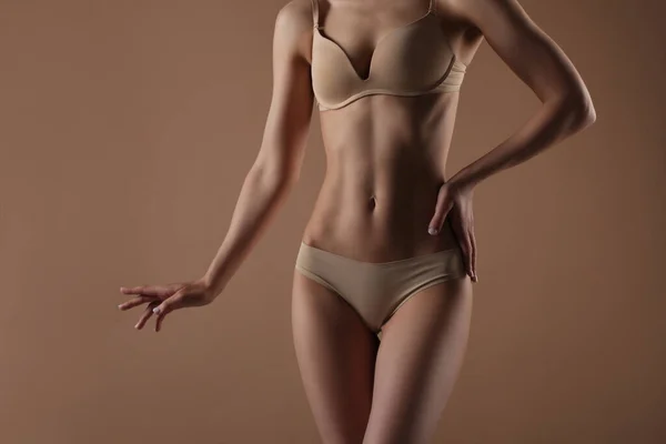 Smal Ung Kvinna Dansar Underkläder Beige Bakgrund Fitness Kost Hud — Stockfoto