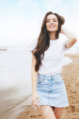 Genç, güzel, mutlu kadın sahilde dinleniyor. Yazın açık hava aktiviteleri