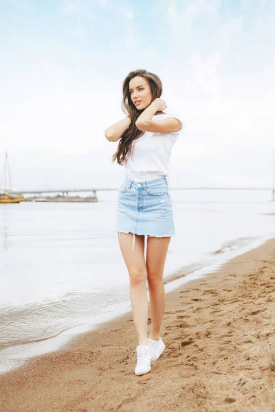 Jonge Mooie Gelukkige Vrouw Loopt Het Strand Jachthaven Positief Reizen — Stockfoto