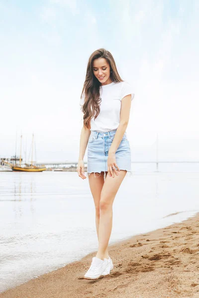 Jonge Mooie Gelukkige Vrouw Loopt Het Strand Jachthaven Positief Reizen — Stockfoto
