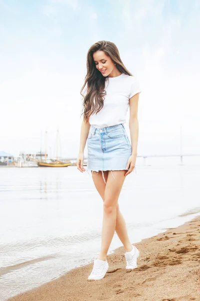 Jonge Mooie Gelukkige Vrouw Loopt Het Strand Jachthaven Positief Reizen — Stockfoto