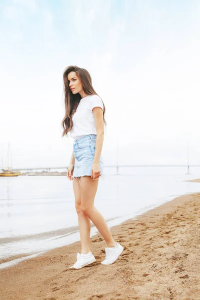 Jonge Mooie Gelukkige Vrouw Loopt Het Strand Jachthaven Positief Reizen — Stockfoto