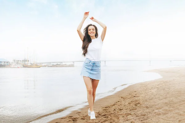 Jonge Mooie Gelukkige Vrouw Loopt Het Strand Jachthaven Positief Reizen — Stockfoto