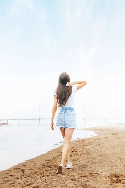 年轻美丽的快乐的女人走在码头的海滩上 — 图库照片