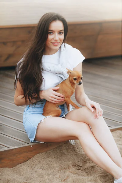 Jonge Aantrekkelijke Vrouw Loopt Met Hond Het Strand Levensstijl Concept — Stockfoto