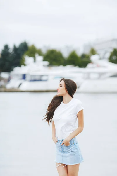 Jonge Mooie Gelukkige Vrouw Loopt Het Strand Jachthaven Positief Reizen — Stockfoto
