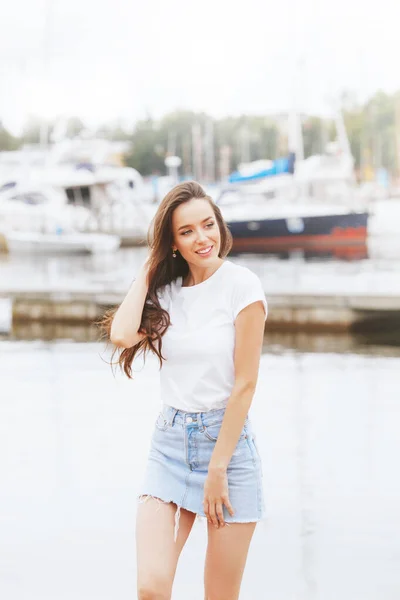 Jonge Mooie Gelukkige Vrouw Loopt Het Strand Jachthaven Positief Reizen — Stockfoto