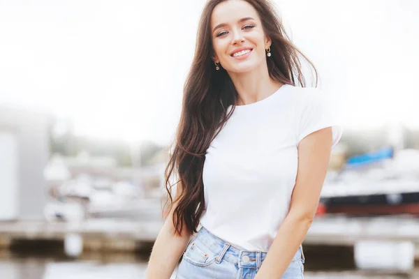 Jovem Bela Mulher Feliz Caminha Praia Marina Positivo Viagem Liberdade — Fotografia de Stock