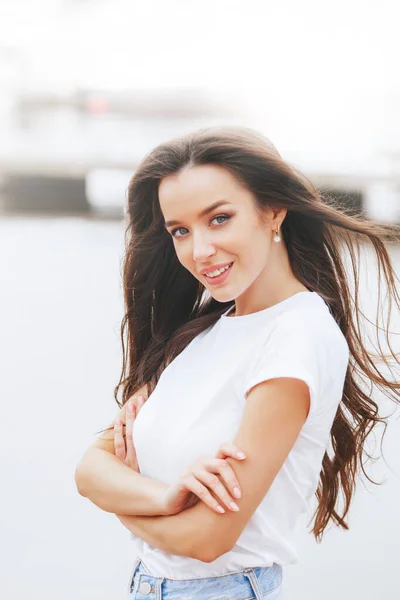 Jeune Belle Femme Heureuse Marche Sur Plage Dans Marina Gros — Photo