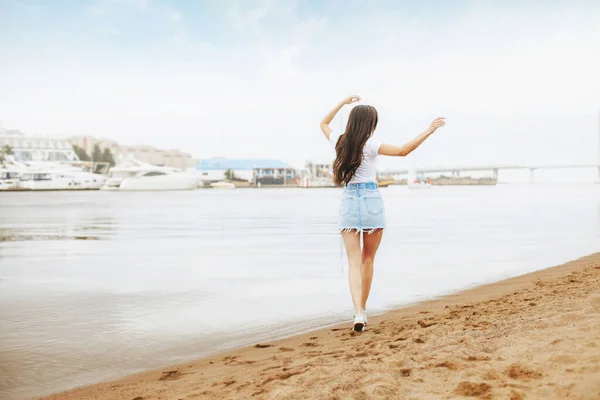 Jeune Belle Femme Heureuse Marche Sur Plage Dans Marina Positif — Photo