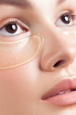 Yüzünde kozmetik yamalar olan temiz ciltli güzel bir kadın. Güzel portre.
