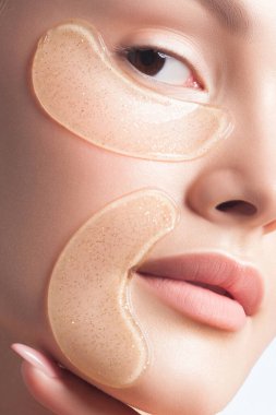 Yüzünde kozmetik yamalar olan temiz ciltli güzel bir kadın. Güzel portre.