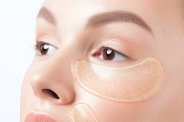 Yüzünde kozmetik yamalar olan temiz ciltli güzel bir kadın. Güzel portre.