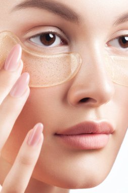 Yüzünde kozmetik yamalar olan temiz ciltli güzel bir kadın. Güzel portre.