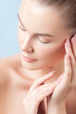 Temiz, mükemmel ciltli, genç ve güzel bir kadın. Güzel portre.