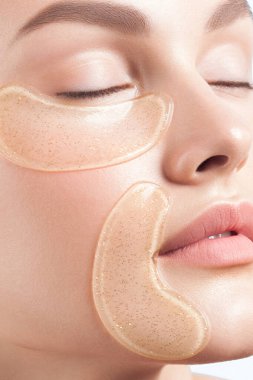 Yüzünde kozmetik yamalar olan temiz ciltli güzel bir kadın. Güzel portre.