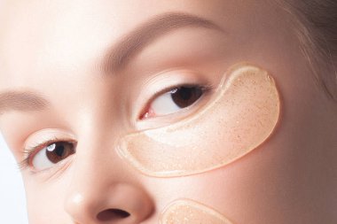 Yüzünde kozmetik yamalar olan temiz ciltli güzel bir kadın. Güzel portre.