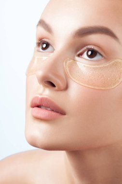 Yüzünde kozmetik yamalar olan temiz ciltli güzel bir kadın. Güzel portre.