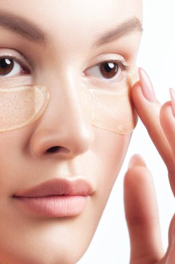 Yüzünde kozmetik yamalar olan temiz ciltli güzel bir kadın. Güzel portre.