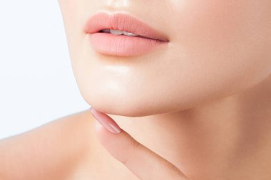 Güzel bir kızın isimsiz portresi. Parmaklar ve dudaklar yaklaşsın. Güzellik ve cilt bakımı