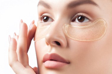 Yüzünde kozmetik yamalar olan temiz ciltli güzel bir kadın. Güzel portre.