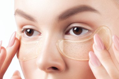 Yüzünde kozmetik yamalar olan temiz ciltli güzel bir kadın. Güzel portre.