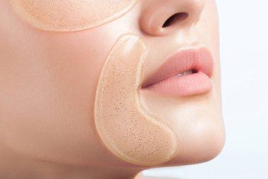 Yüzünde kozmetik yamalar olan temiz ciltli güzel bir kadın. Güzel portre.