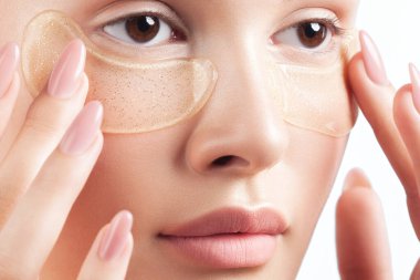 Yüzünde kozmetik yamalar olan temiz ciltli güzel bir kadın. Güzel portre.