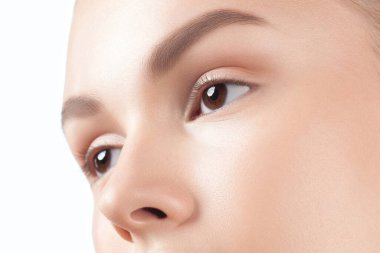 Yakından genç bir kadının gözleri ve kaşları. Güzellik ve cilt bakımı. Kozmetik ve makyaj