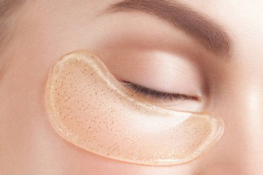 Yüzünde kozmetik yamalar olan temiz ciltli güzel bir kadın. Güzel portre.