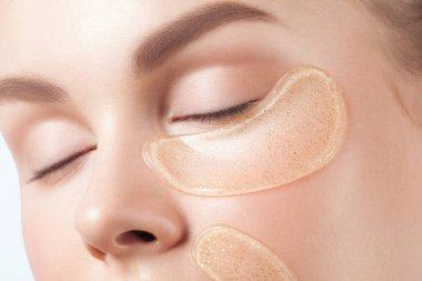 Yüzünde kozmetik yamalar olan temiz ciltli güzel bir kadın. Güzel portre.