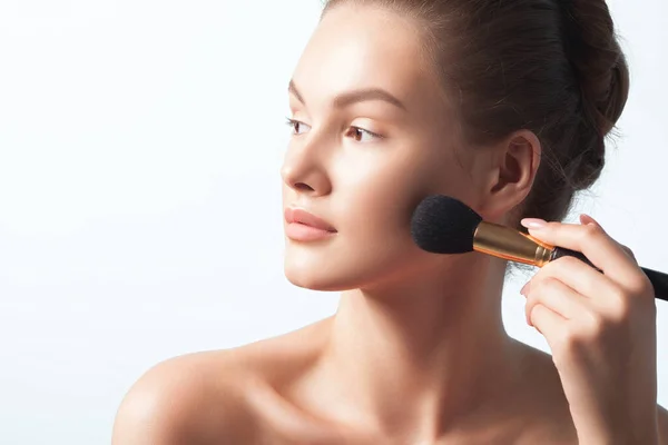 Young Woman Uses Makeup Brush Powder Tone Blush Beauty Skin — Stock Photo, Image