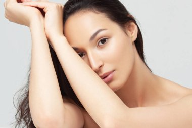 Temiz ciltli güzel bir kadının portresi. Güzellik ve cilt bakımı