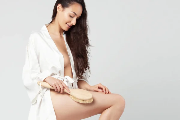 Sexig Ung Kvinna Badrock Gör Massage Med Träborste Spabehandlingar Massage — Stockfoto