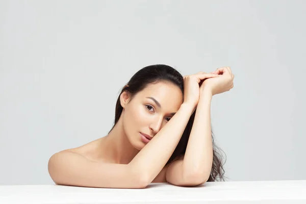 Retrato Jovem Mulher Bonita Com Pele Limpa Perfeita Beleza Cuidados — Fotografia de Stock